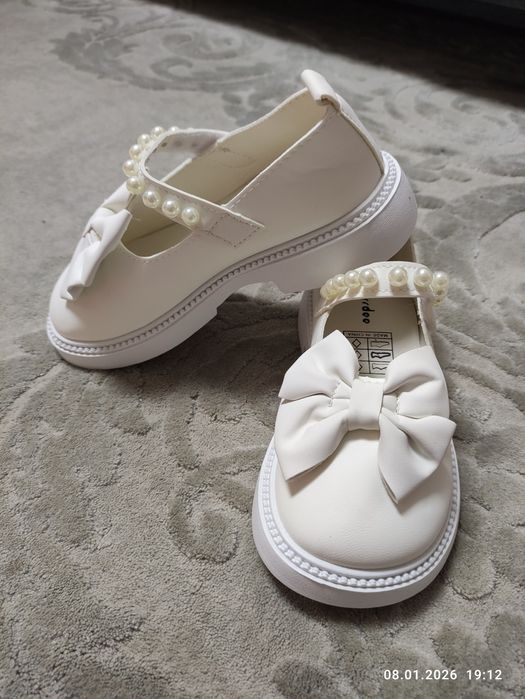 Білі туфлі для дівчинки, розмір 30 устілка 19 см.