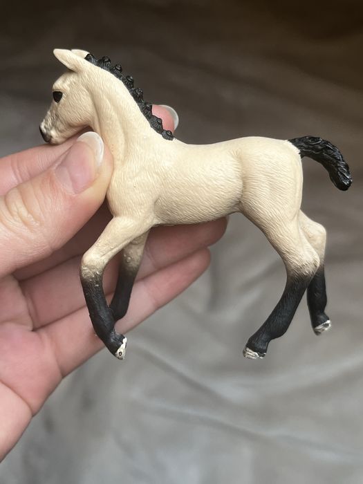 Figurki źrebaki hanoweskie koń schleich