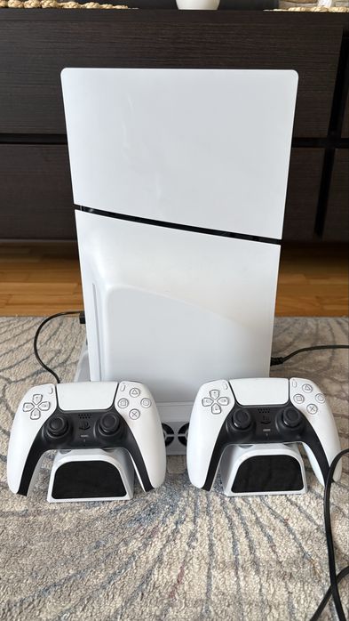 Ps 5 slim ze stacją ładująco chłodzącą plus dwa pady