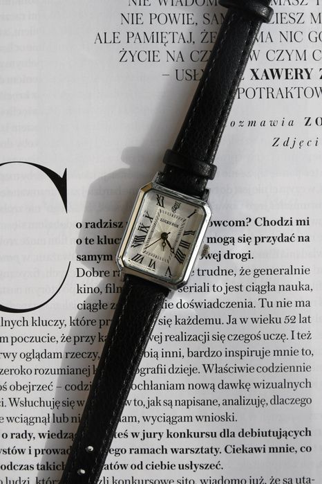 Vintage zegarek z czarnym paskiem i białą tarczą retro old money