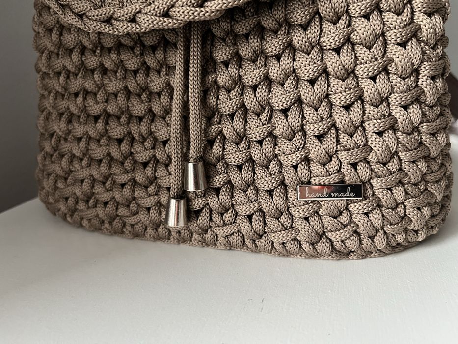 Mały plecak miejski, damski, handmade, na szydełku, ze sznurka