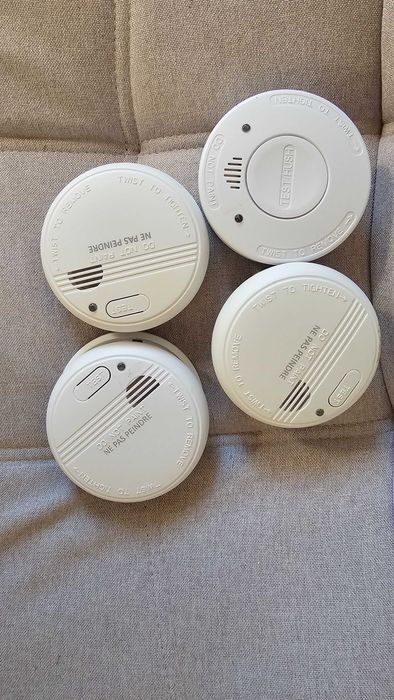 Quatro detetores de fumo