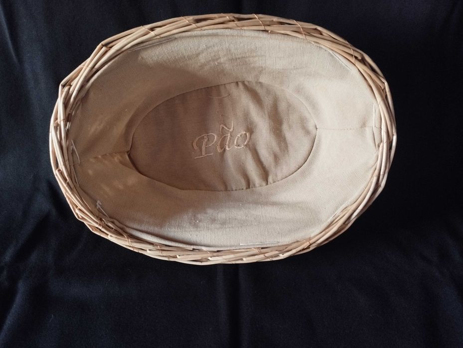 Conjunto de dois cestos em vime com um design artesanal e rústico
