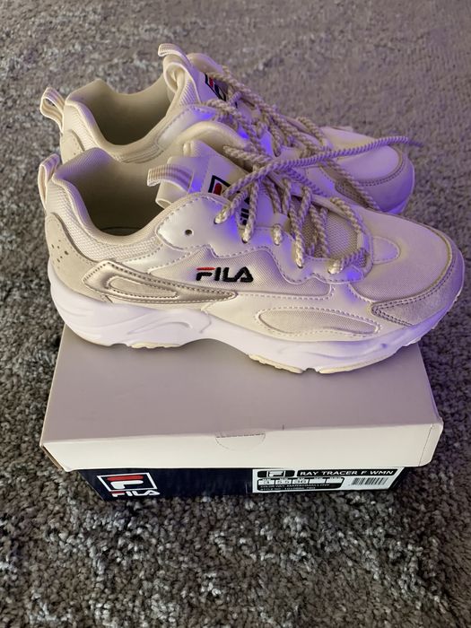 Ténis brancos e pele de camurça da marca Fila