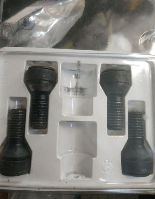 Комплект оригинальных секреток BMW для колес (без ключа)