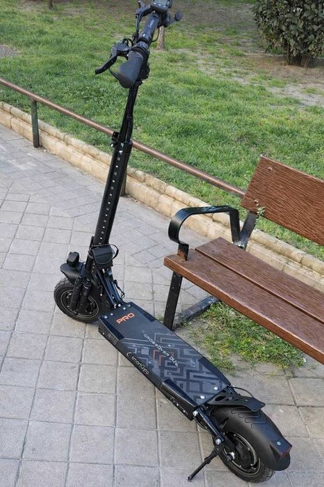 Vende-se trotinete SMARTGYRO, modelo de grande potencia CROSSOVER DUAL PRO ("Olá, a trotinete é entregue presencialmente em Leiria.")