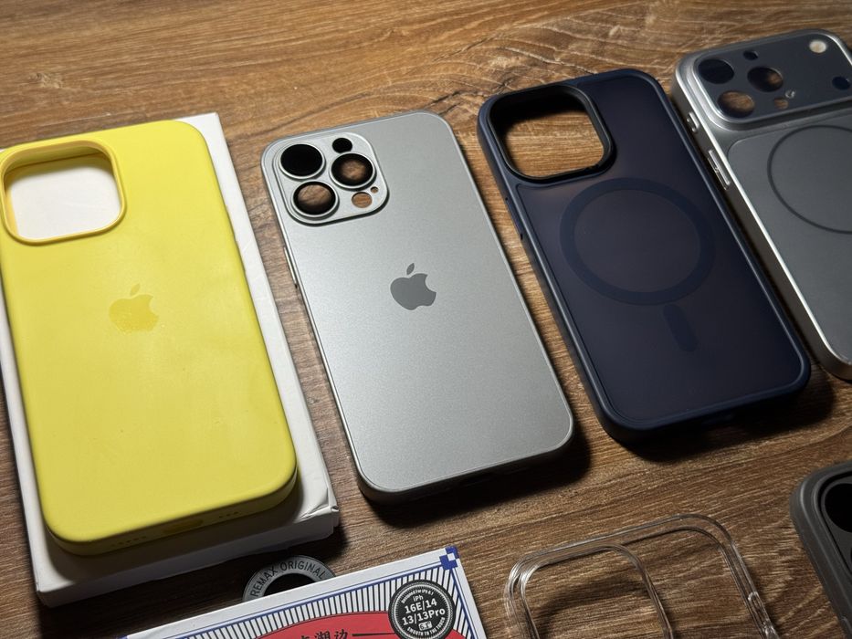 Чохли iPhone 13 Pro, майже нові!