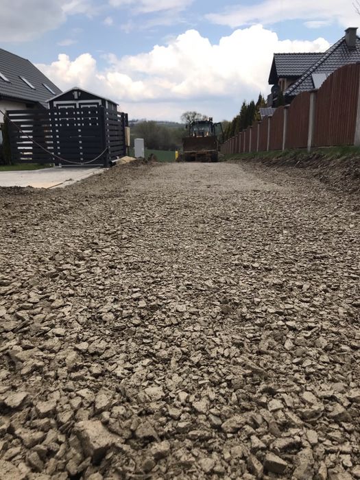 Utwardzanie drog placow koparka  transport kamien  piasek kruszywo