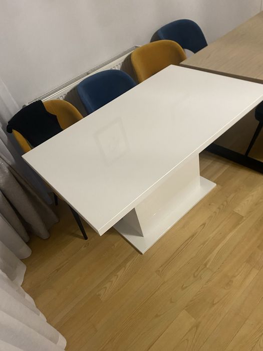 Biały lakierowany stół