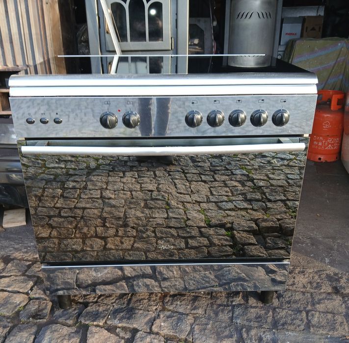 Vendo fogão semi-industrial. Com 5 bocas a gás, forno a gás e elétrico