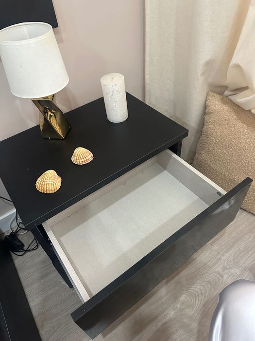 Cama e conjunto mobiliário