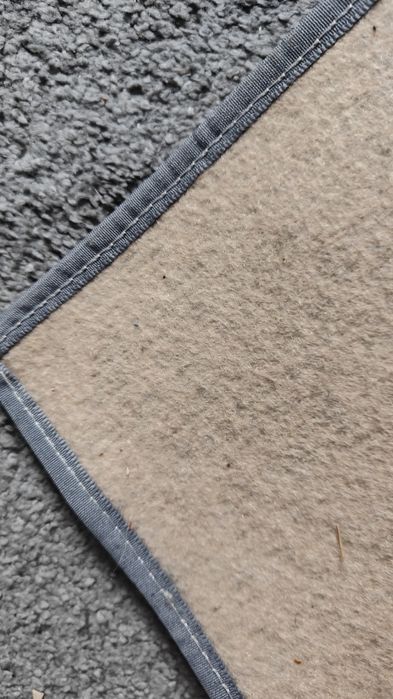 Śliczny szary dywan 80x150