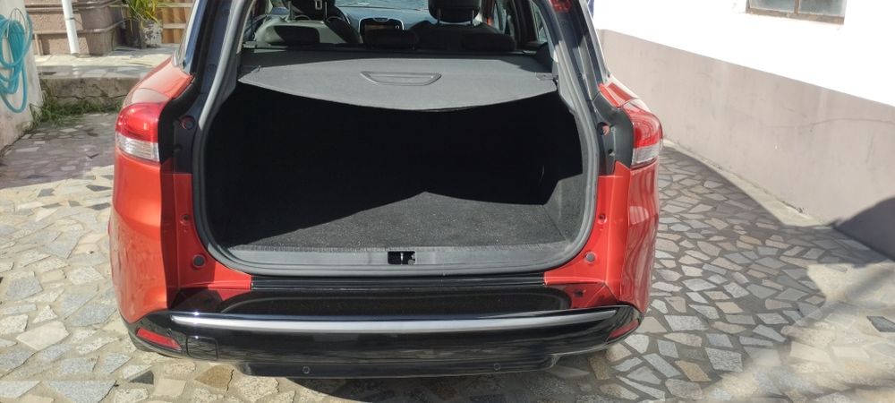 Renault Clio carrinha muito bonita e com muita qualidade .Tem garantia  de 18 meses de comum acordo . Pode ver mais pormenores em Dannycar.pt