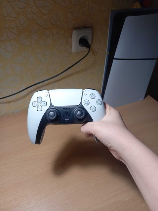 Продам Playstation 5 на гарантии память 1 тер без дисковода