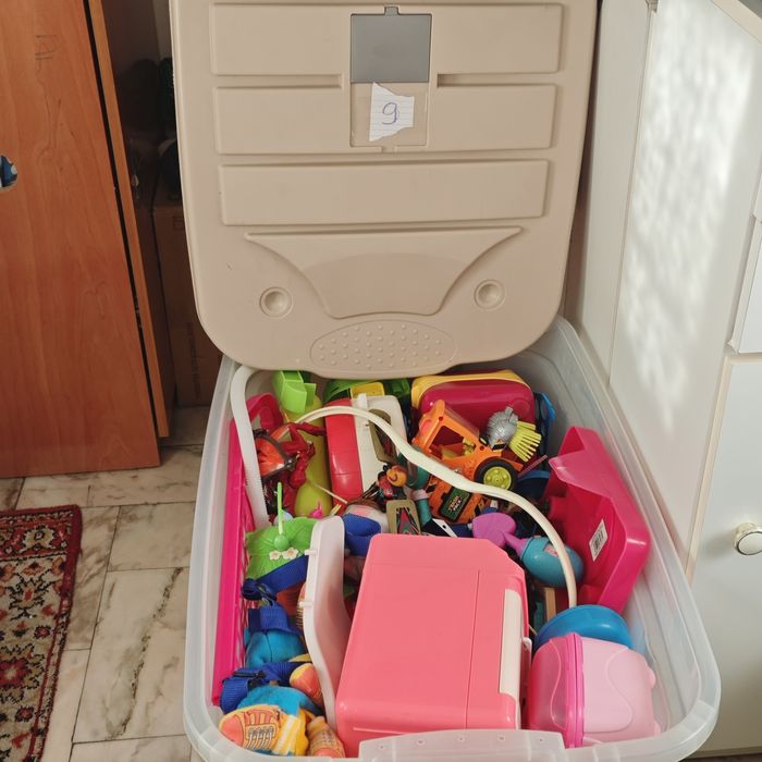 Caixa com 120 l com brinquedo