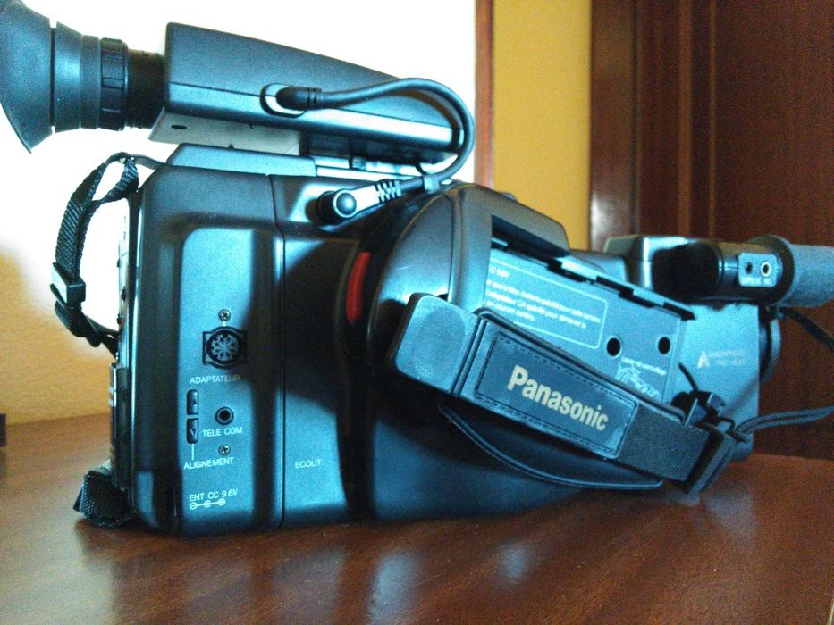 Câmara de Vídeo Panasonic NV-MC30 VHS-C Hi-Fi Stereo + Mala Original e Acessórios