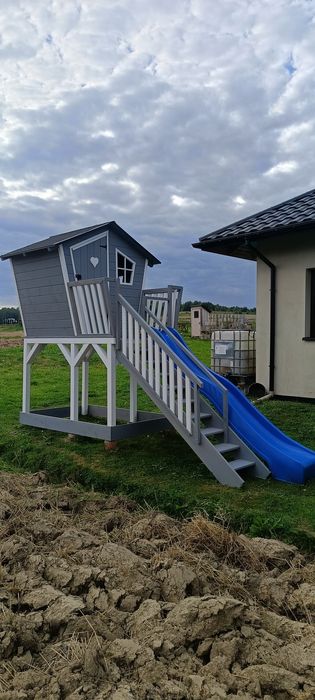 Drewniane domki dla dzieci.