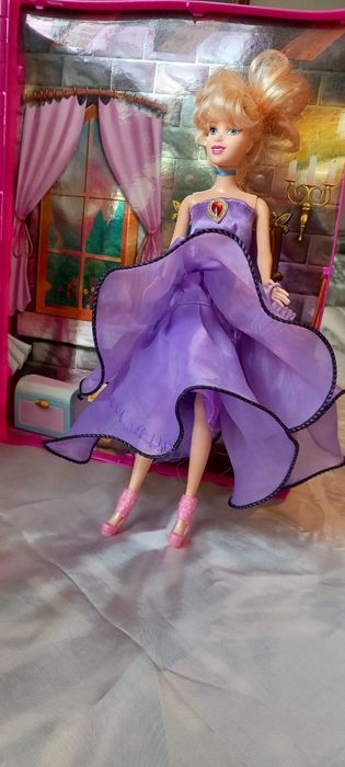 Livro da Disney, boneca e cavalo