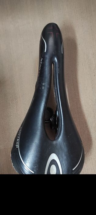 Peças para bicicletas. Acento, pedais de encaixe, kits de luzes