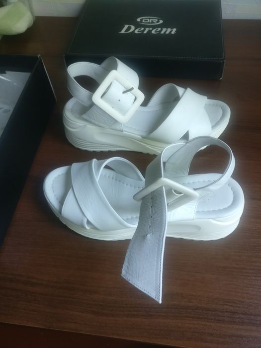 Босоножки кожаные Derem