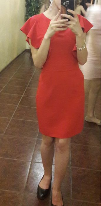 Червона сукня