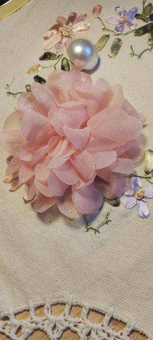 Tkaninowe delikatne kolczyki kwiatki płatki jasny róż