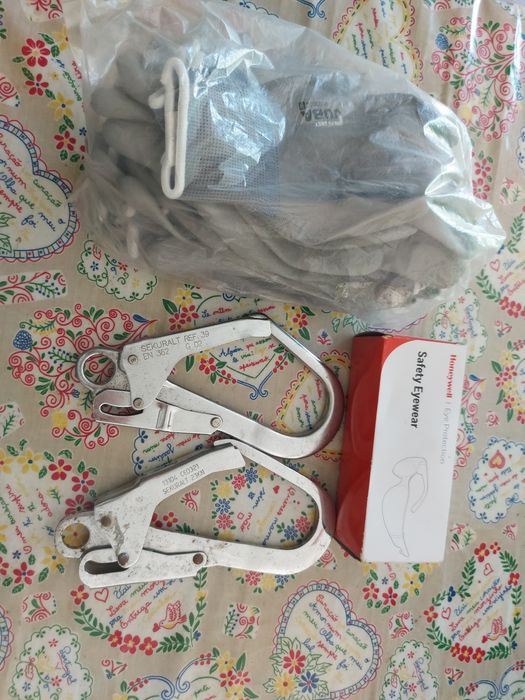 Material de segurança  2 mosquetãos grandes  5 pares de luvas e 1 0cu
