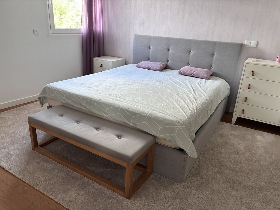 Cama, colchão, banqueta e tapete