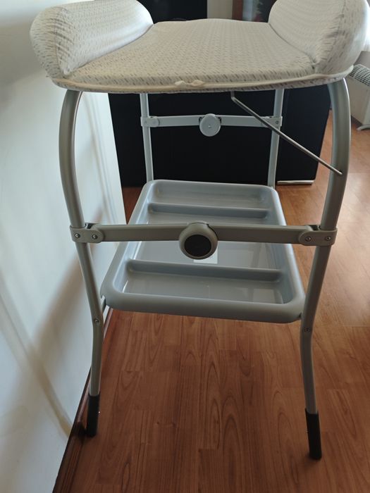 Muda fraldas com banheira