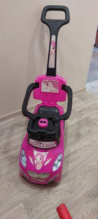 Машинка толокар с родительской ручкой