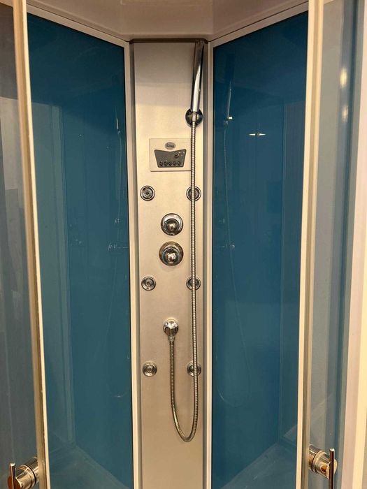 Cabine de Duche em quarto de círculo completa com Hidromassagem e música