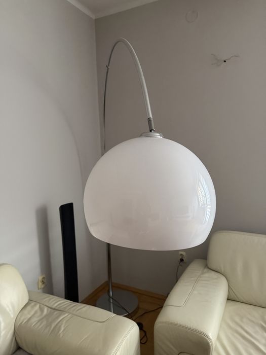 Nowoczesna lampa stojaca