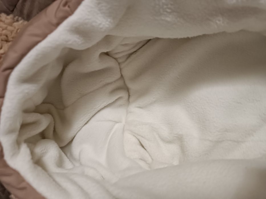 Продам зимовий комбінезон дитячий 62 розмір в комплекті з шапкою.