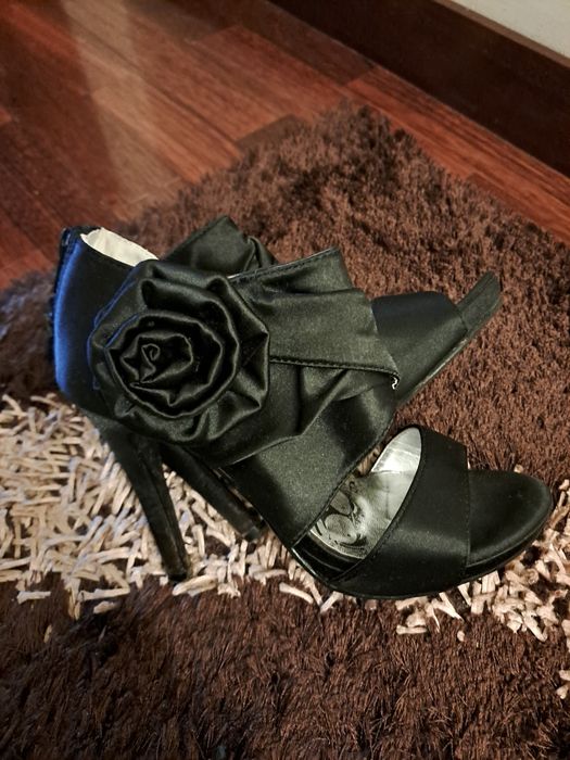 Sandálias pretas de salto alto agulha
