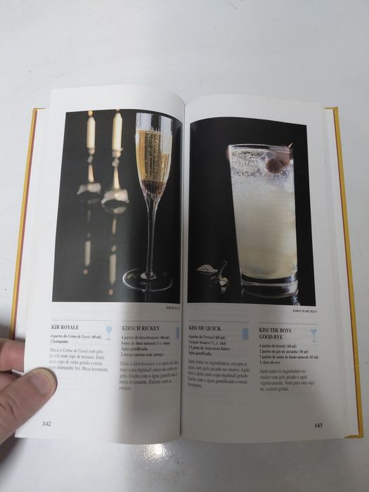 Livro antigo para confecção de cocktails 10€