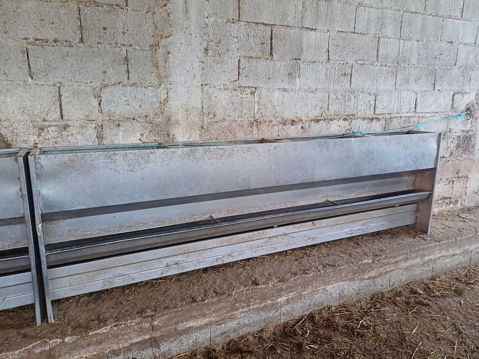 Manjedoura metálica para animais