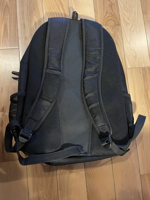 Czarny plecak miejski na 27 litrow