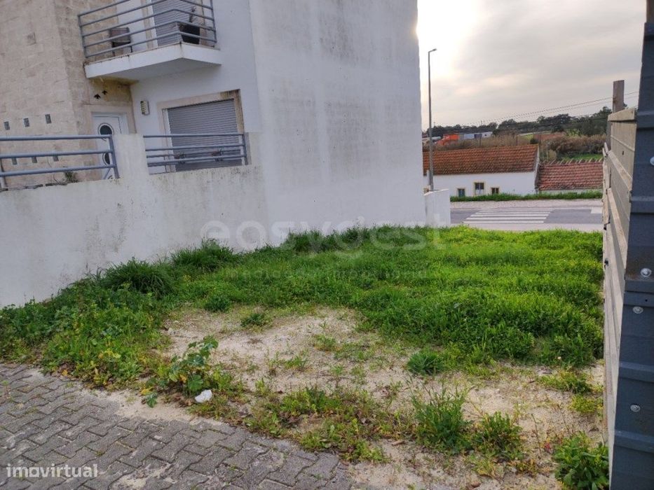 Terreno para construção com 140m2 localizado em Águas de Moura