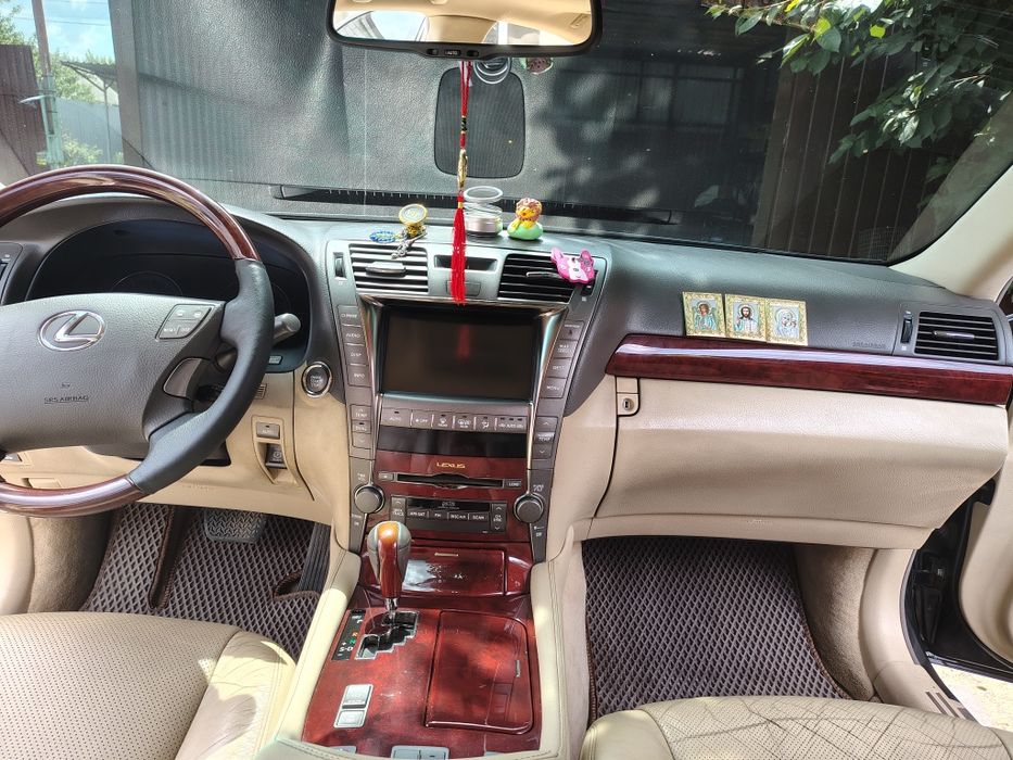 Продам семейный автомобиль