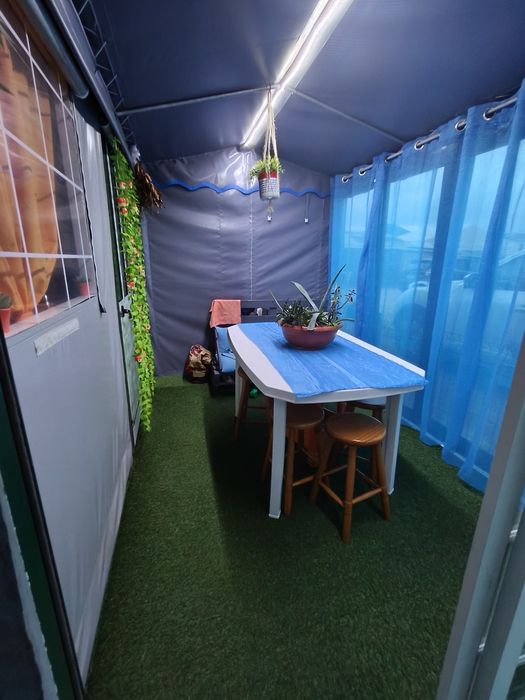 Caravana com avançados e cobertura