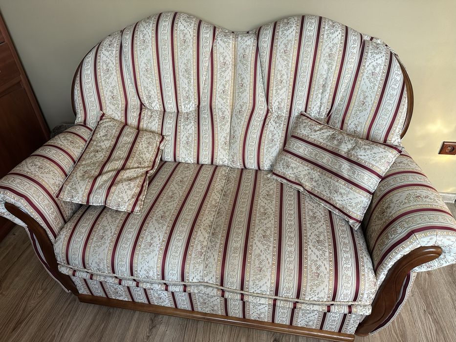 Sofa stylizowana nie rozkladana z pojemnikiem