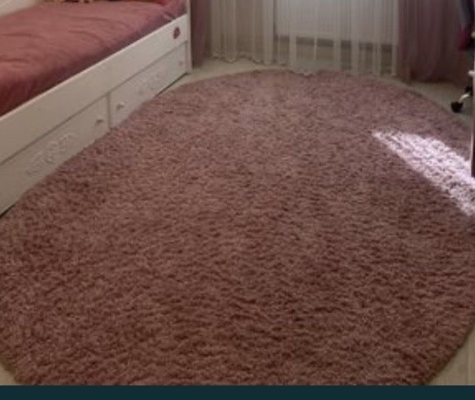 Килим овальний , розовий.