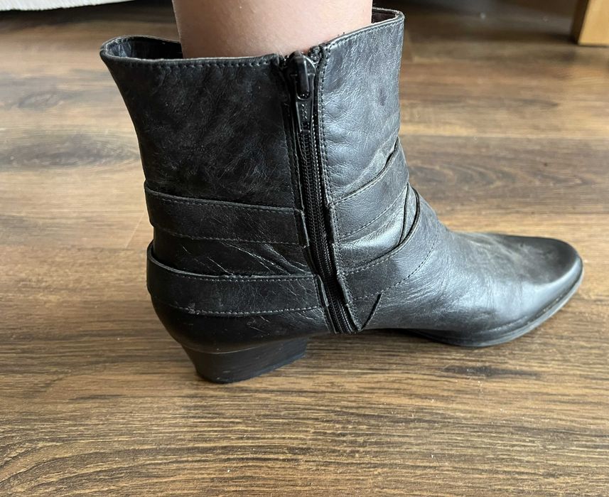 Skórzane botki na słupku Hush Puppies