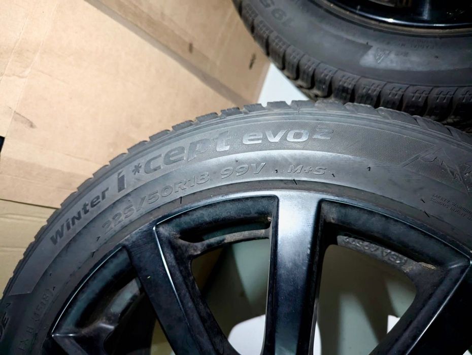 Toyota CHR Jantes 18“ cor preta e Pneus Hancook de inverno (usados)