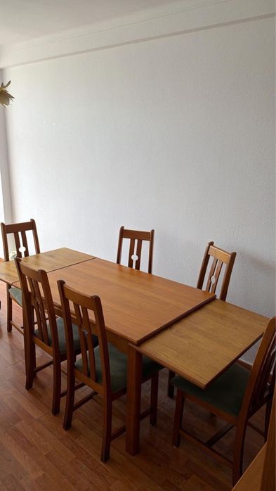 Mesa de sala de jantar com cadeiras