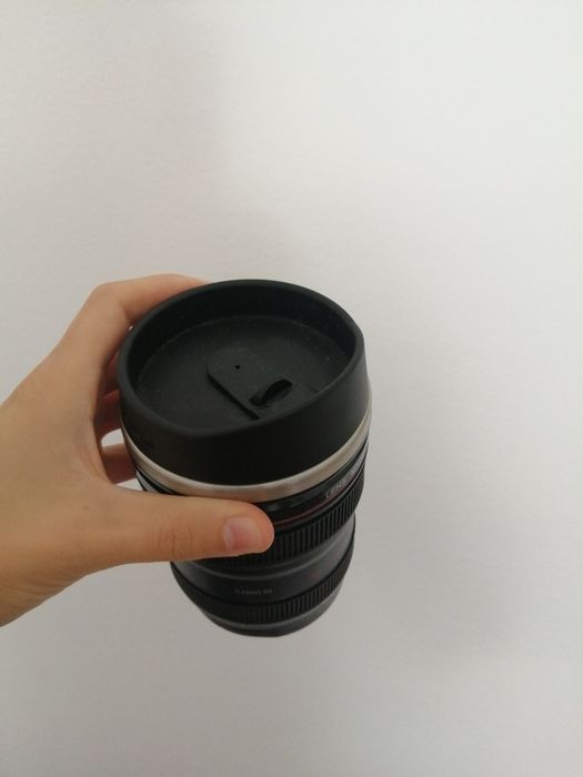 Copo em formato objetiva