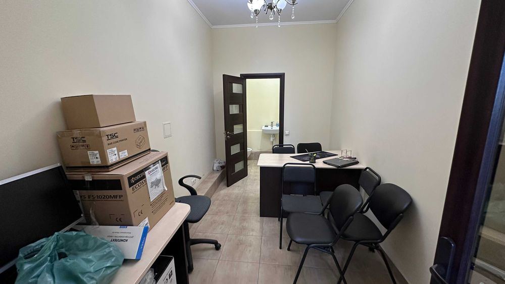 Продаж фасадного приміщення вільного призначення Зарічанська