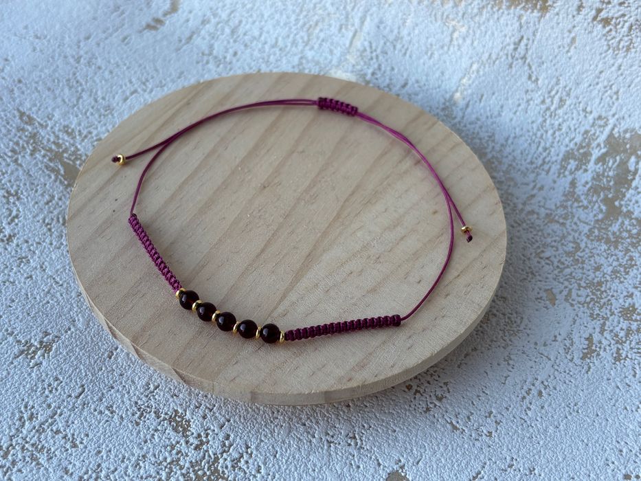 bransoletka na sznurku z kamieniami naturalnymi Granatami