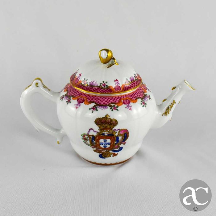 Bule em porcelana NG, Serviço D. Pedro III, séc. XVIII (Réplica)
