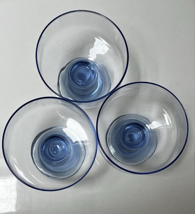 Trzy pucharki deserowe szklo piękny błękit